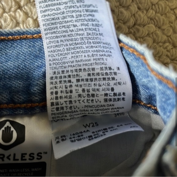 Light Wash Levi’s Cutoffs - Picture 6 of 8